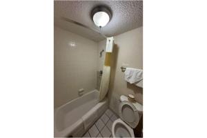 Kylpyhuone majoituspaikassa River Valley Inn and Suites I-40