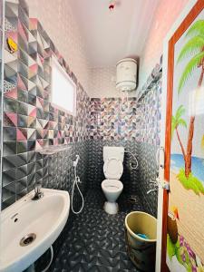 une salle de bain avec toilettes et lavabo dans l'établissement Golden View Cottage Ooty, à Ooty