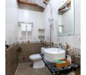 頭頓的住宿－OYO 1216 Ha Hotel，浴室配有白色水槽和卫生间。