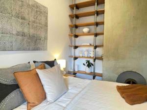 1 dormitorio con cama blanca y chimenea en TWO FIVE ZERO RICHMOND four bedroom cityviews lockup garage, en Melbourne