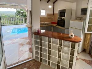 Virtuvė arba virtuvėlė apgyvendinimo įstaigoje Appartement T2 - vue campagne