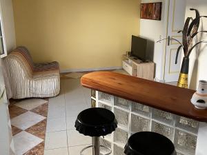 Televizorius ir (arba) pramogų centras apgyvendinimo įstaigoje Appartement T2 - vue campagne