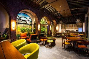 a restaurant with tables and chairs in a room at Posto Dormire Sudirman in Jakarta