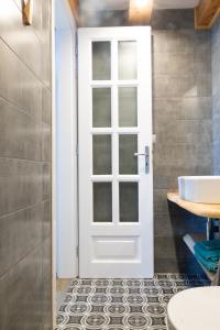 a bathroom with a white door and a sink at Kleine Villa mit Meerblick, Samos, Griechenland in Samos