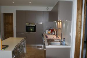 a kitchen with a sink and a refrigerator at A Casa Nèra in Porto Pollo