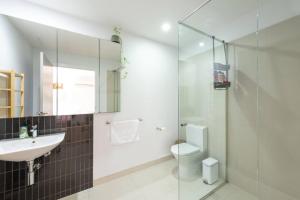 y baño con lavabo, aseo y espejo. en Cozy 1Bed Unit in leafy Carlton - 10 mins from CBD, en Melbourne