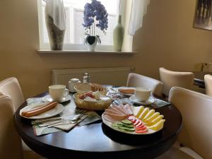 Motel Pieprzyk في كولوبرزيغ: طاولة طعام مع أطباق من الطعام عليها