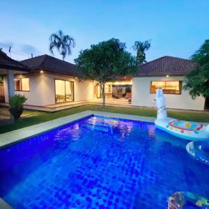 una piscina frente a una casa en Sunny2 Villa Pattaya, en Ban Huai Yai