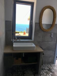 サモスにあるKleine Villa mit Meerblick, Samos, Griechenlandのバスルーム(洗面台、窓付)