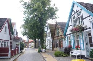 uma rua numa pequena cidade com casas em Seeseite em Warnemünde