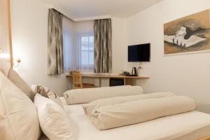Telewizja i/lub zestaw kina domowego w obiekcie Arlen Lodge Hotel inkl Premium Karte im Sommer