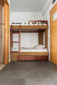 Cette chambre dispose de deux lits superposés et de carrelage. dans l'établissement Refurbished studios, mountain view balconies, minutes from gondola, à Bansko