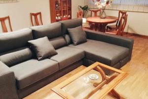a living room with a couch and a table at Apartamento en Av de Francia y CArtes y Ciencias in Valencia
