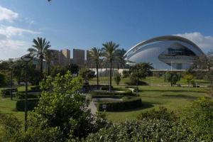 um grande edifício com um telhado curvado num parque em Apartamento en Av de Francia y CArtes y Ciencias em Valência