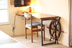 silla de ruedas sentada en un escritorio en una habitación en Seaside Harbor Odawara シーサイド ハーバー 小田原, en Odawara