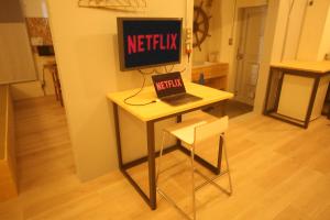a desk with a laptop and a sign that reads netflix at Seaside Harbor Odawara シーサイド ハーバー 小田原 in Odawara