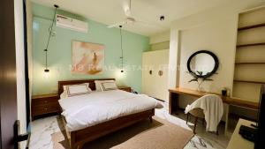 1 dormitorio con cama y espejo en M8 Apartments in Wellawatte en Colombo
