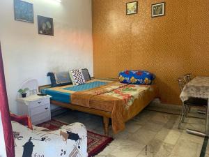 1 dormitorio con 2 camas en una habitación con mesa en Solan Regency, en Solan
