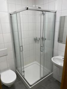 La salle de bains est pourvue d'une douche, de toilettes et d'un lavabo. dans l'établissement Motel Pieprzyk, à Kołobrzeg
