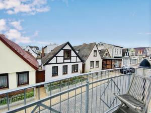 d'un balcon avec vue sur une ville avec des maisons. dans l'établissement Kapitänshaus Möwenblick, à Warnemünde