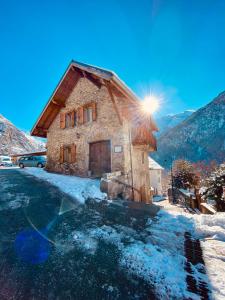 een huis in de sneeuw met de zon erop bij La Grange St. Cyprien, Venosc - Les Deux Alpes in Vénosc