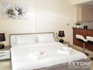 Postel nebo postele na pokoji v ubytování Pristine Well-Lit Cozy Studio