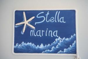 un pastel azul con un cartel para una playa en La casa del pescatore, en Oliveri