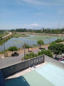 een zwembad met uitzicht op een rivier bij Tam Ky XO Hotel in Tam Ky
