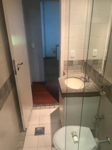 a bathroom with a toilet and a sink at Apartamento em Belo Horizonte, Praça da Liberdade - Savassi, 71m2, 1 vaga de garagem in Belo Horizonte