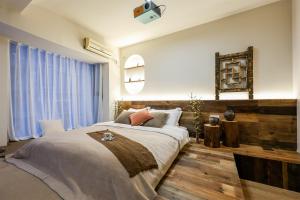 Rúm í herbergi á Baihong Riverview Apartment-Hongya Cave