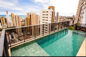 uma piscina na varanda de um edifício em Apartamento moderno em João Pessoa