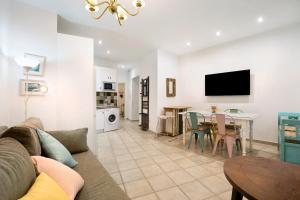 a living room with a couch and a table at Casa Olga in Rota