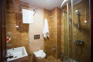 オルデニズにあるZehra Hotel - Halal All Inclusiveのバスルーム(シャワー、トイレ、シンク付)