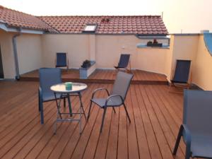 Zimmer mit Stühlen und einem Tisch auf einer Terrasse in der Unterkunft Seehotel Bad Kleinen in Bad Kleinen