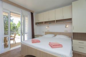 Postel nebo postele na pokoji v ubytování Apartments Villa Maris