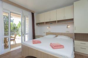 En eller flere senge i et værelse på Apartments Villa Maris