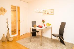 Residenz/Arne في فارنمونده: غرفة مع مكتب مع كرسيين وطاولة
