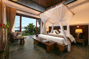 una camera da letto con un letto con zanzariera di PU LUONG BOCBANDI RETREAT a Pu Luong Altre 140 foto