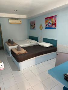 um quarto com duas camas num quarto em Koh Chang Baanrimtalay em Ko Chang