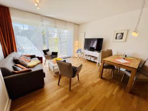 uma sala de estar com um sofá e uma mesa em Residenz/Seemuschel em Warnemünde