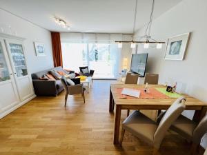 uma sala de estar com uma mesa e um sofá em Residenz/Seemuschel em Warnemünde