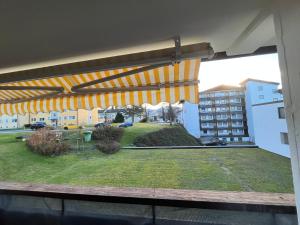 vistas a un balcón con sombrilla en Frisch renovierte Ferienwohnung, en Oberstaufen