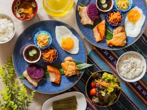 een tafel met drie blauwe borden voedsel erop. bij Umi No Terrace Yomitan Toya in Yomitan