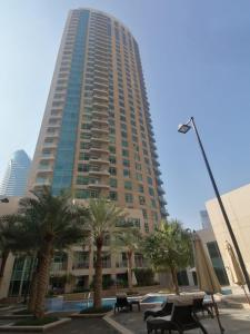 ドバイにあるBurj Views Tower c, Downtown,Dubai UAEのヤシの木が目の前にそびえる高い建物