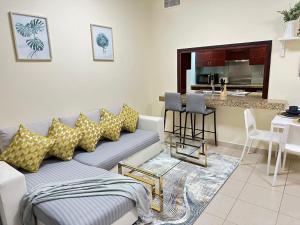 ein Wohnzimmer mit einem Sofa und einer Küche in der Unterkunft Burj Views Tower c, Downtown,Dubai UAE in Dubai