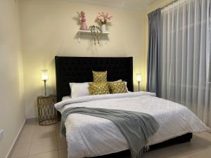 1 dormitorio con 1 cama grande con sábanas y almohadas blancas en Burj Views Tower c, Downtown,Dubai UAE, en Dubái