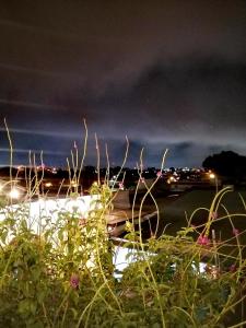 Blick auf die Stadt in der Nacht mit Lichtern in der Unterkunft Airport Traveler's home. in Alajuela