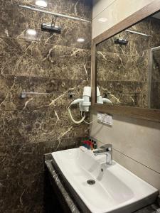 a bathroom with a sink and a mirror at Kanyonvadi Hotel in Karabuk