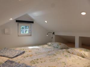 1 dormitorio con 2 almohadas en Mini-villa 200 m from Kampinge beach, en Höllviken