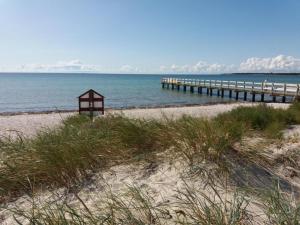 - une plage avec une jetée et l'océan dans l'établissement Mini-villa 200 m from Kampinge beach, à Höllviken